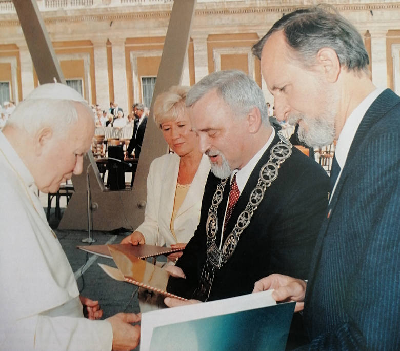 Plac św. Piotra w Rzymie, 2 lipca 1997 r. Prezes Towarzystwa Polsko-Włoskiego Elżbieta Renzetti, prezydent Bydgoszczy Henryk Sapalski i sekretarz miasta