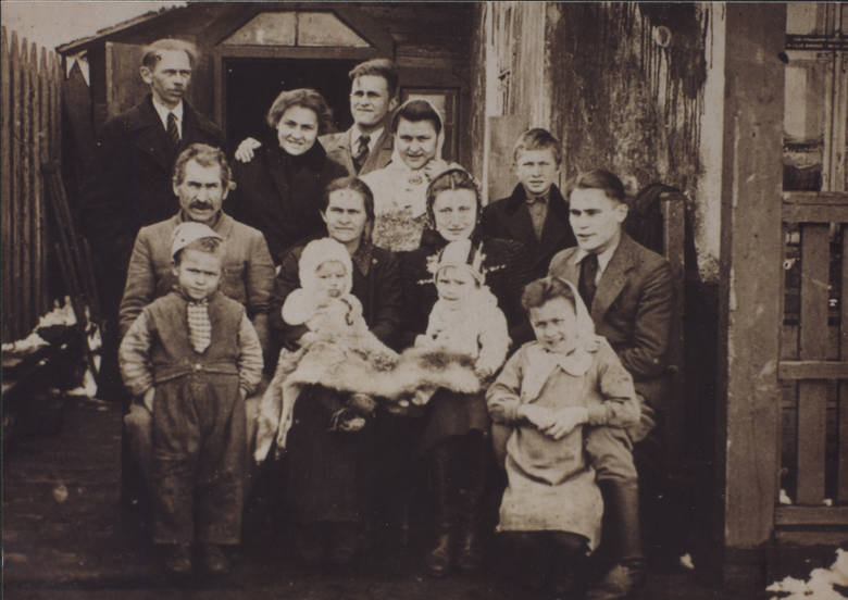 Rodzina Janionów w roku 1943 w Janowie Polskim podczas okupacji. Brak brata Mamerta - wywieziony na roboty do Niemiec.