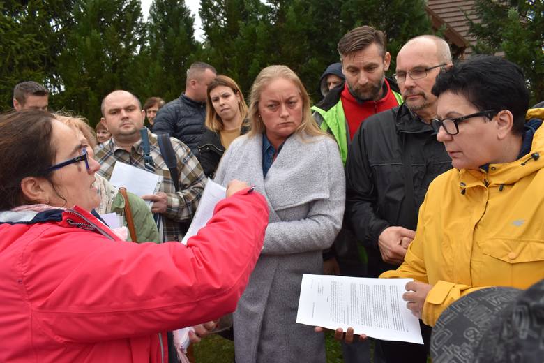 Grupa mieszkańców zebrała się wczoraj na osiedlu Ostoja, aby zwrócić uwagę na niedogodności, które będą im doskwierać, jeśli powstanie kolejna kurza ferma w Ochli. Czy protest przyniesie skutek?
