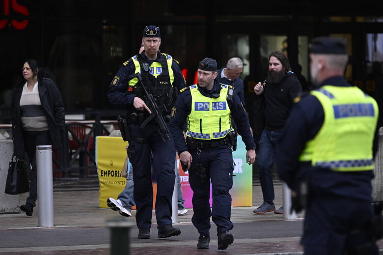 Policja z długą bronią patroluje ulice Malmoe, gdzie odbędzie się 68. Konkurs Eurowizji.