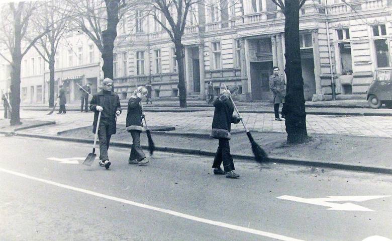 Uczniowie słupskich szkół podczas prac porządkowych na al. Wojska Polskiego w 1973 roku