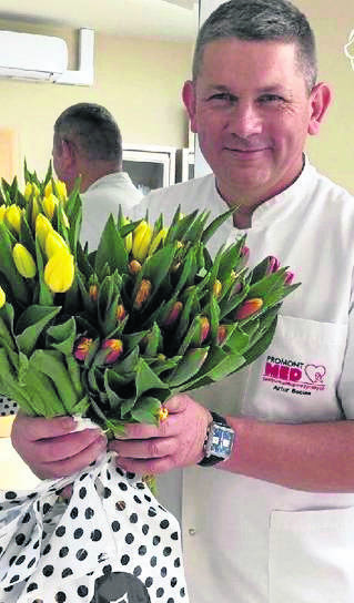 Doktor Artur Bocian na Dzień Kobiet dawał tulipany i... rajstopy [WIDEO] 