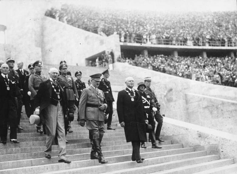 Adolf Hitler (w środku w mundurze) podczas Igrzysk Olimpijskich w Berlinie w 1936 roku.