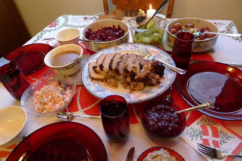 Tradycyjny stół świąteczny w krajach anglojęzycznych, którego jednym z podstawowych dań jest potrawa z wołowiny.
