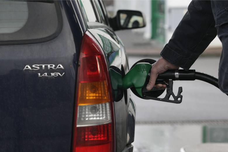 Od 12 października na stacjach benzynowych pojawiły nowe etykiety, które zauważyć można w czasie tankowania na dystrybutorach paliw