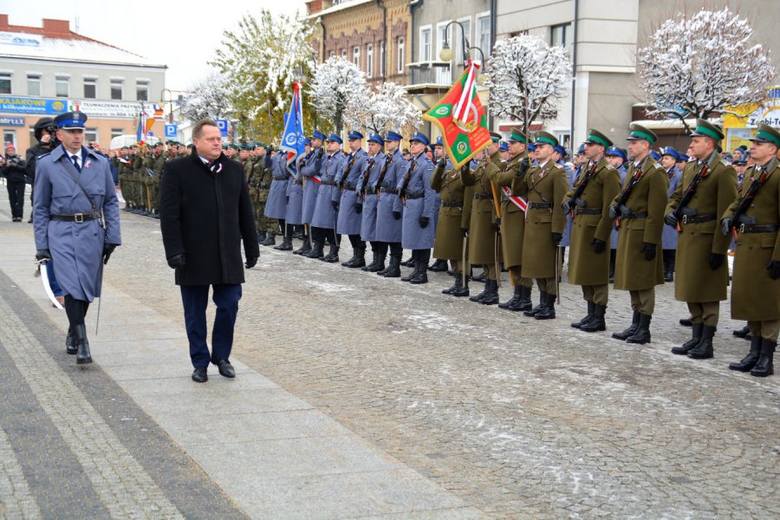 Cała Polska się śmieje z białostockich policjantów. Bo wycinali konfetti [ZDJĘCIA]