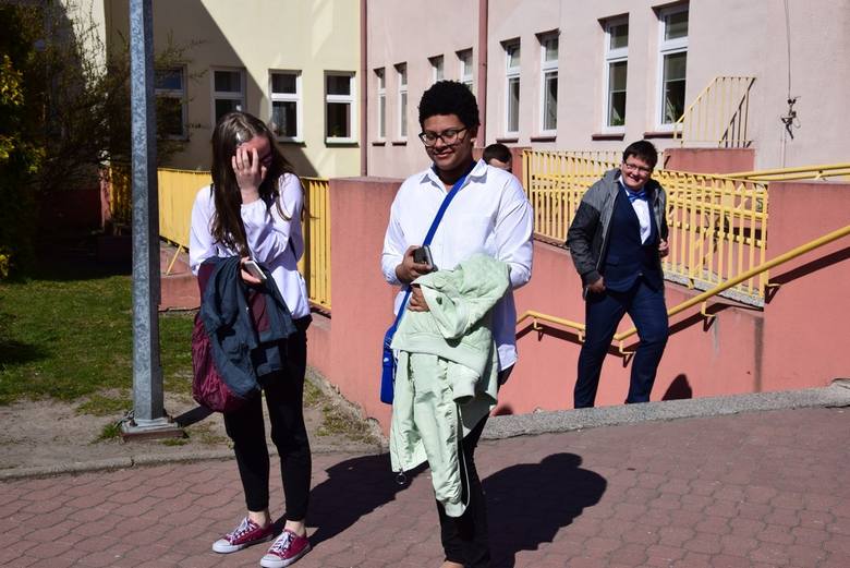 W poniedziałek, 15 kwietnia, w skierniewickich podstawówkach odbyły się egzaminy dla ósmoklasistów. Uczniowie po egzaminach wyszli ze szkoły zadowoleni – dla większości egzamin nie był trudny. Inni zapewniali, że dali radę.