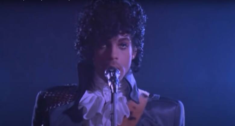 Prince podczas "Purple Rain" w koszuli, która została wystawiona na licytację