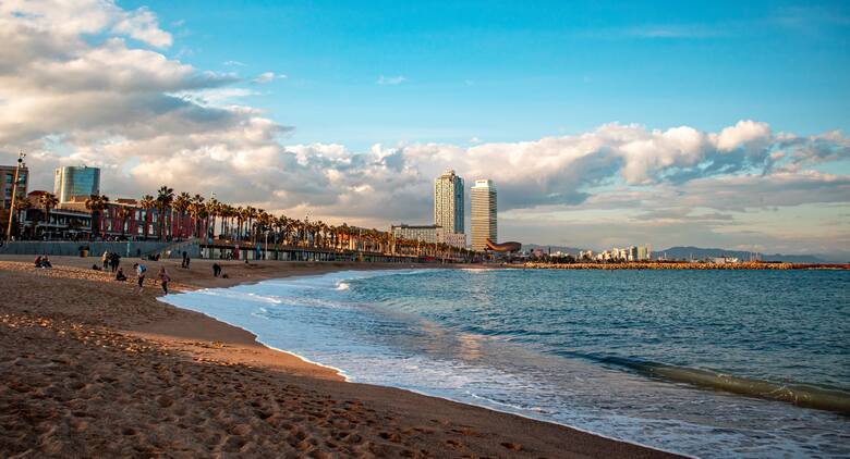 Jedną z wad Barcelony jest armia nachalnych sprzedawców, niedająca turystom spokoju na miejskich plażach.