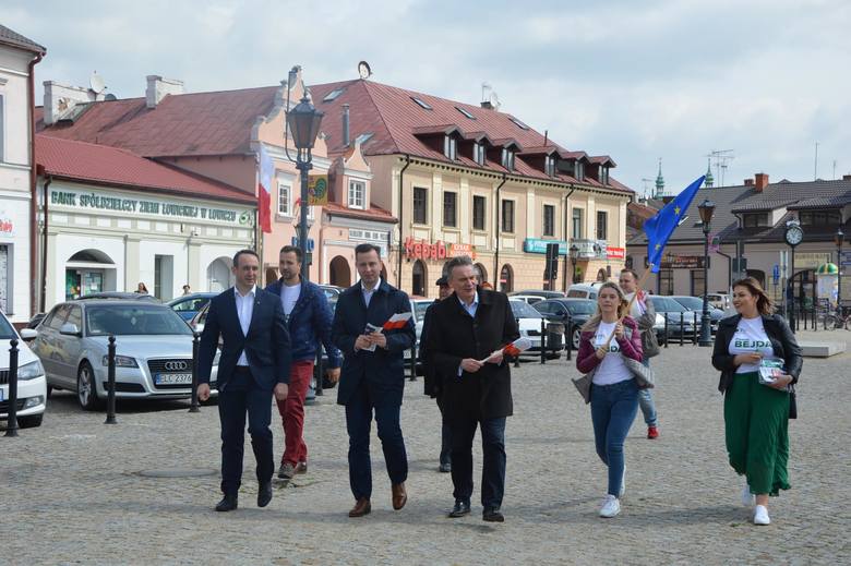Szef PSL rozdawał w Łowiczu flagi narodowe i promował kandydata ludowców na europosła [ZDJĘCIA]
