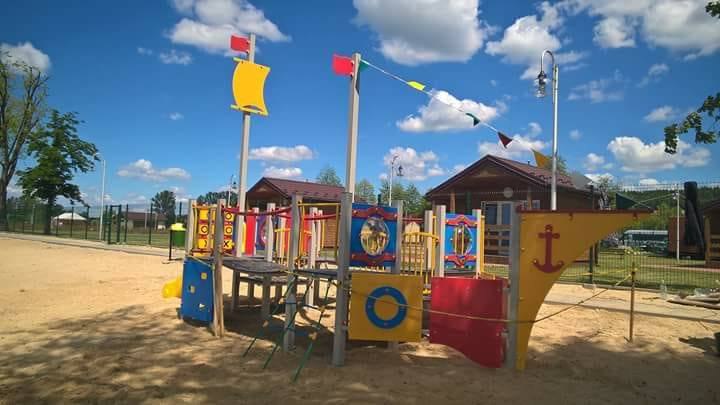 "Raj dla dzieci, wygoda dla rodziców - plac zabaw na plaży" - inwestycja w ramach budżetu obywatelskiego właśnie powstaje nad pińczowskim