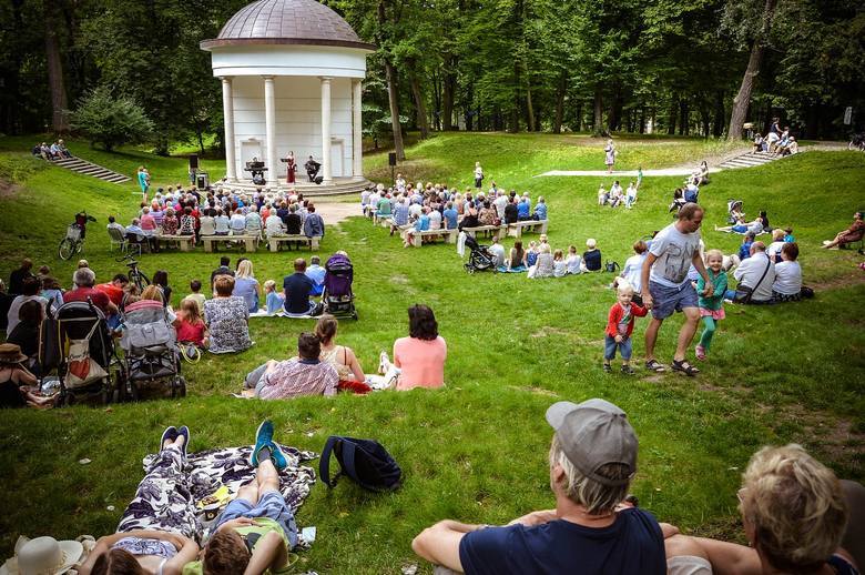 <strong>Skierniewice, zabytkowy Park Miejski</strong><br /> Zrewitalizowany przed kilku laty zabytkowy park można zwiedzać codziennie, ale w okresie wakacyjnym warto wybrać się tu w niedzielne przedpołudnie, kiedy w Altanie Parkowej odbywają się plenerowe koncerty muzyki klasycznej w ramach cyklu...