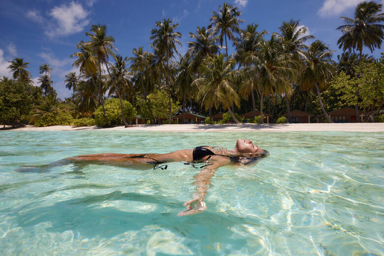 Kobieta wypoczywająca na Malediwach