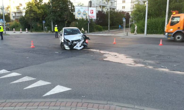 Śmiertelny wypadek w Gdyni 2.06.2018. Samochód osobowy wjechał w tył autobusu. Nie żyją dwie osoby [zdjęcia]
