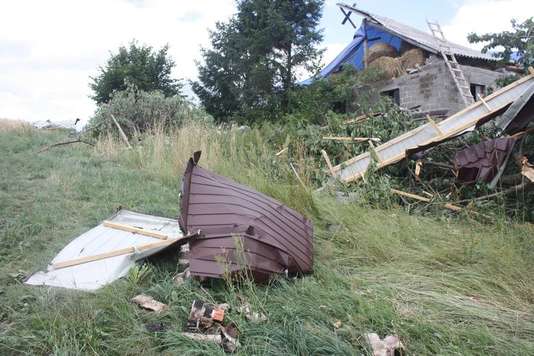 Wichura w Bodziejowicach: Zerwany dach domu poleciał za oborę