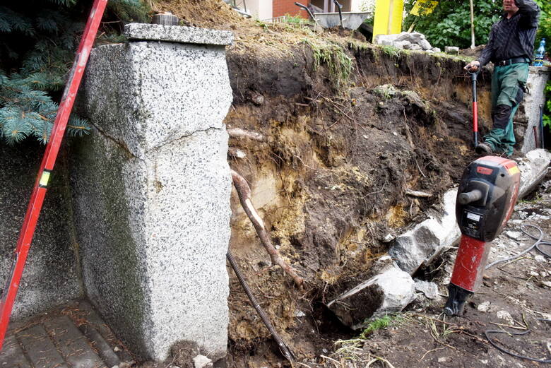 Przy ulicy Piaskowej 13 w Zielonej Górze, zburzono mur, po deszczu obsunęła się skarpa....