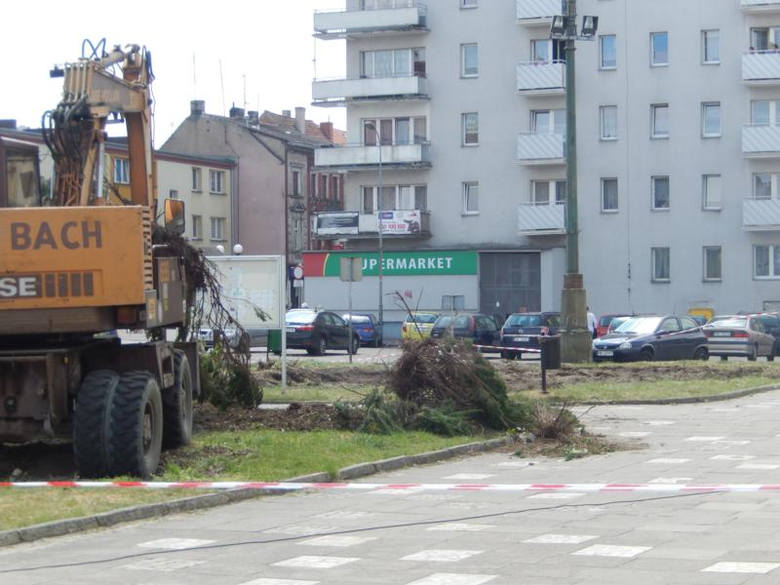Rewitalizacja kosztowała 3 mln zł. Zobacz drogę od Rynku z krzewami i drzewami do nowej wersji<br /> 