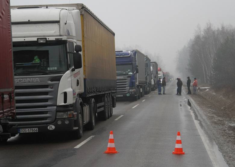 Po wypadku w Dymitrowie Dużym w korkach po obu stronach stało ponad sto ciężarówek