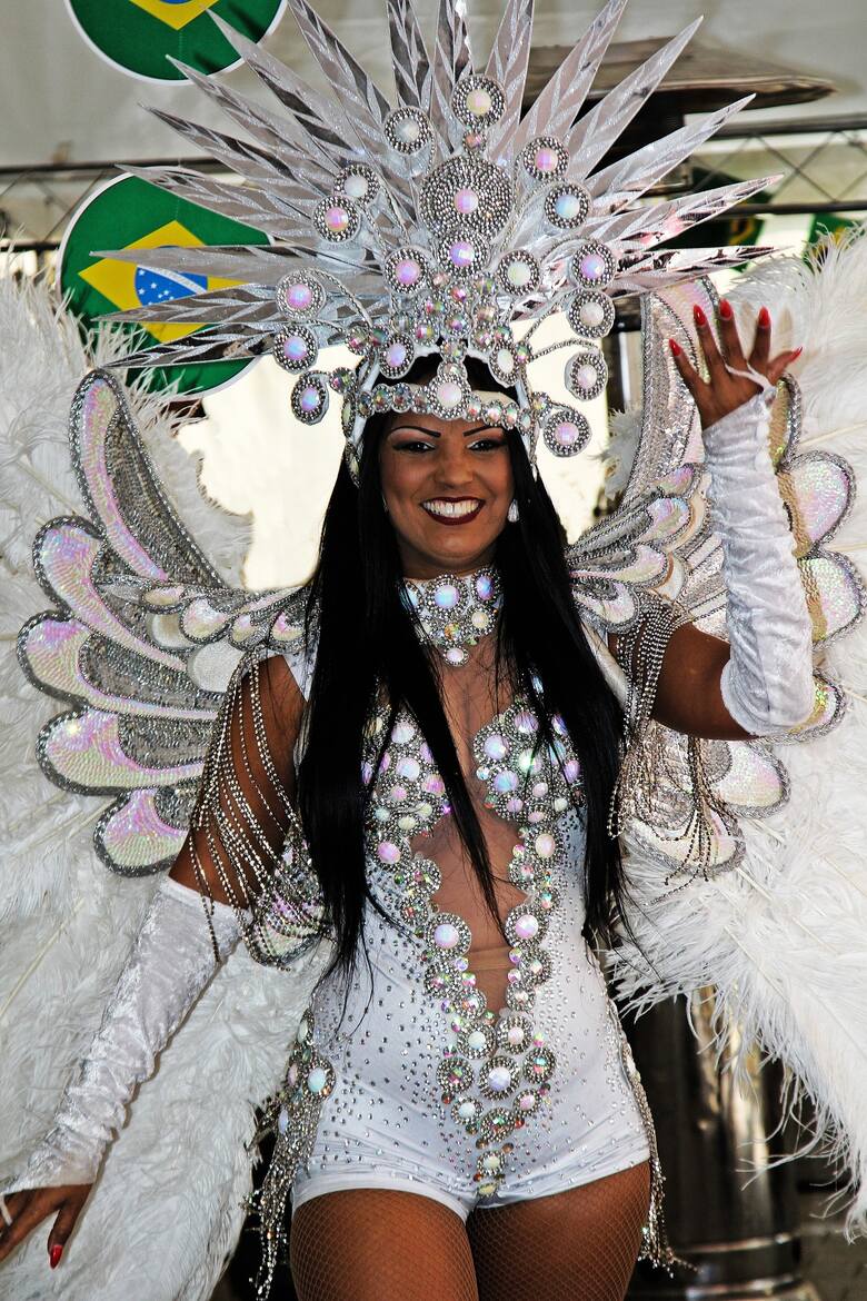 Karnawał w Rio de Janerio przyciąga do stolicy Brazylii tysiące turystów. Przemarsz szkół samby trwa pięć dni.