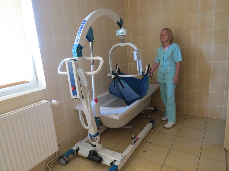 - Dostaliśmy pięć takich wózków - prezentuje  Aleksandra Tymoszuk. Nad łóżkiem jedno z dwóch urządzeń do rehabilitacji.