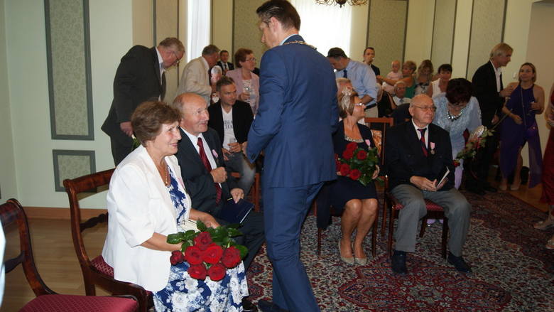 Uroczystość wręczenia Medali Za Długoletnie Pożycie Małżeńskie siedmiu parom jubilatów w Urzędzie Stanu Cywilnego w Skierniewicach[ZDJĘCIA]