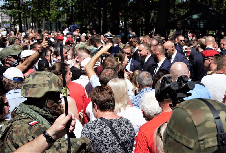 Prezydent Andrzej Duda w Nowej Dębie. Przywitały go tłumy! [ZDJĘCIA, WIDEO] 
