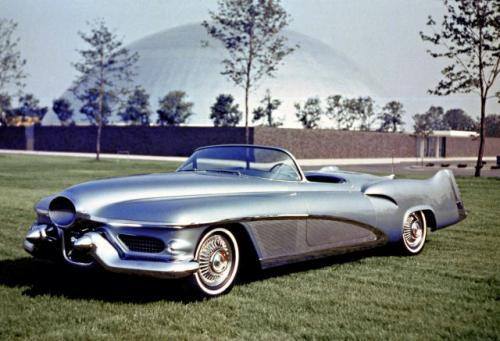 W latach 50. stylista był królem. Buick Le Sabie z 1951 roku to jeden z „samochodów snów”, jakie pokazywano jak świat długi i szeroki. Szef działu stylistycznego