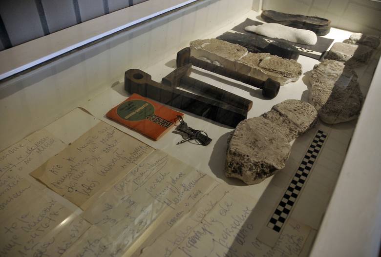 Eksponaty związane ze Skorpionem w Muzeum Kryminalistyki na Uniwersytecie Gdańskim - próby pisma, narzędzia zbrodni, odciski buta i stopy