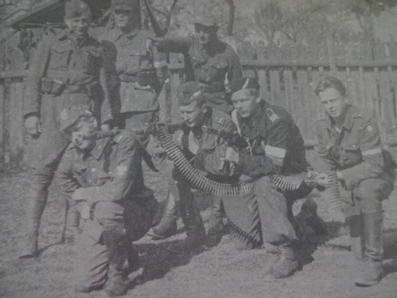 Jeden z oddziałów Brygady Świętokrzyskiej NSZ w takcie szkolenia bojowego