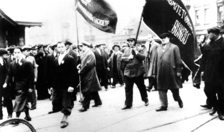 Manifestacja Bundu w Warszawie. Takie wydarzenia zawsze ubezpieczali bojówkarze od Bernarda GoldsteinaBund Pełna nazwa partii brzmiała Powszechny Żydowski