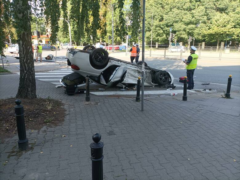 Samochód dachował i wpadł w pieszych w niedzielę na warszawskim Mokotowie.