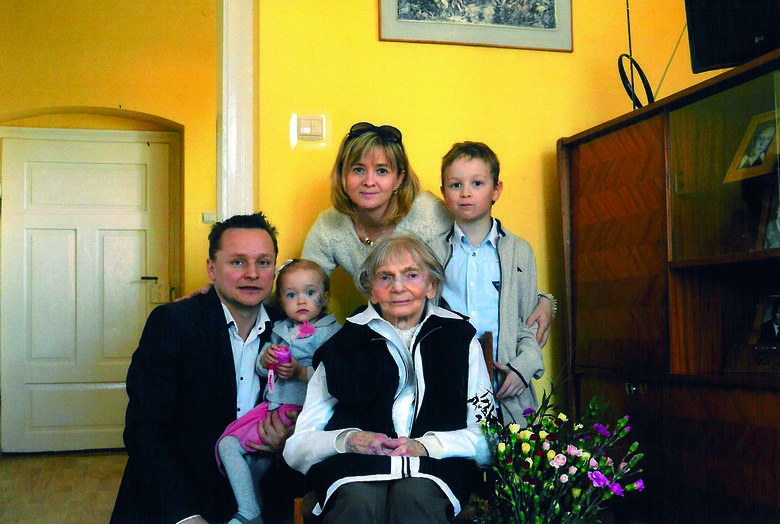 90. urodziny Marii Kucab. Na zdjęciu z wnukiem Wojciechem Duczmalem i jego rodziną: żoną – Katarzyną i dziećmi – Leną i Pawłem, rok 2014