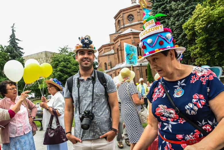 Wczoraj seniorzy wzięli udział w 10. Przemarszu kapeluszowym. Z Placu Wolności pomaszerowali na Wyspę Młyńską, gdzie czekały ich atrakcje, m.in. występy artystyczne czy konkurs na najładniejszy kapelusz
