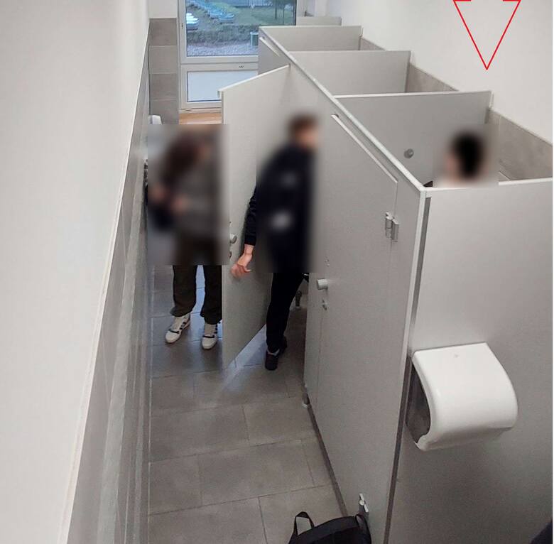 W szkolnych toaletach zamontowano kamery