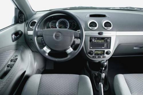 Fot. Chevrolet: Tablica przyrządów jest ładnie zaprojektowana i czytelna. Automatyczna klimatyzacja i radio z CD montowane są standardowo.
