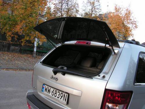 Fot. Ryszard Polit: Otwierana szyba umożliwia wkładanie małych przedmiotów do bagażnika bez podnoszenia tylnej pokrywy.