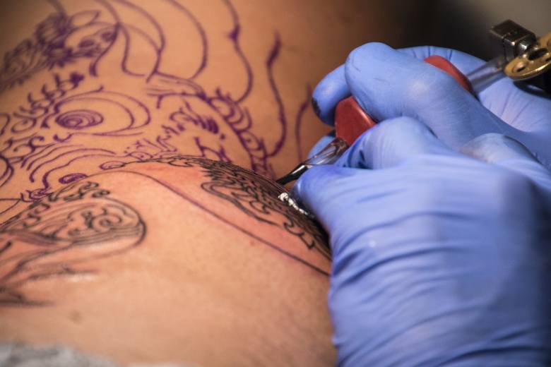 Większość osób wykonujących tatuaż robi to na podstawie zmywalnego rysunku na skórze, choć doświadczeni artyści często szkicują ręcznie najwyżej jego