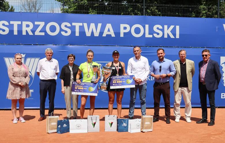 Finalistka Marta Leśniak i mistrzyni Polski Weronika Falkowska po wręczeniu nagród wśród organizatorów i sponsorów turnieju