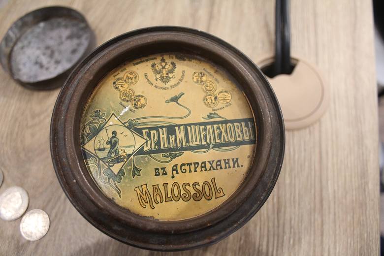 Nie wiemy, dlaczego Max Mallon zrobił kapsułę z puszki po rosyjskim kawiorze. Być może po prostu miał ją pod ręką. Inna sprawa, że astrachański kawior kosztuje dziś fortunę. 107 lat temu również musiał być bardzo drogi.