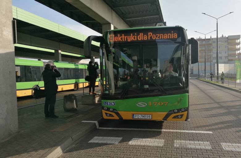 Pod względem liczby autobusów elektrycznych Polska zajmuje piąte miejsce w Europie. Po polskich miastach jeździ już 155 e-busów, a kolejne 250 czeka, by wyruszyć w trasę. Ponad 75 proc. tych zamówień to właśnie pojazdy Solarisa.