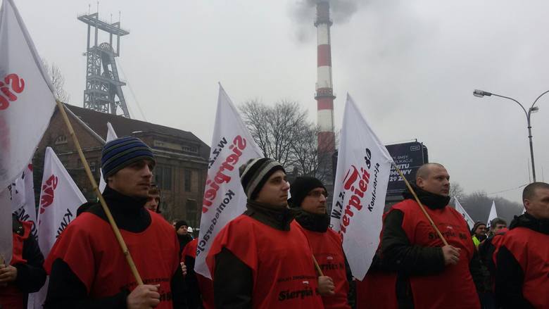 Manifestacja związkowa i górnicza przed kopalnią Boże Dary w Katowicach