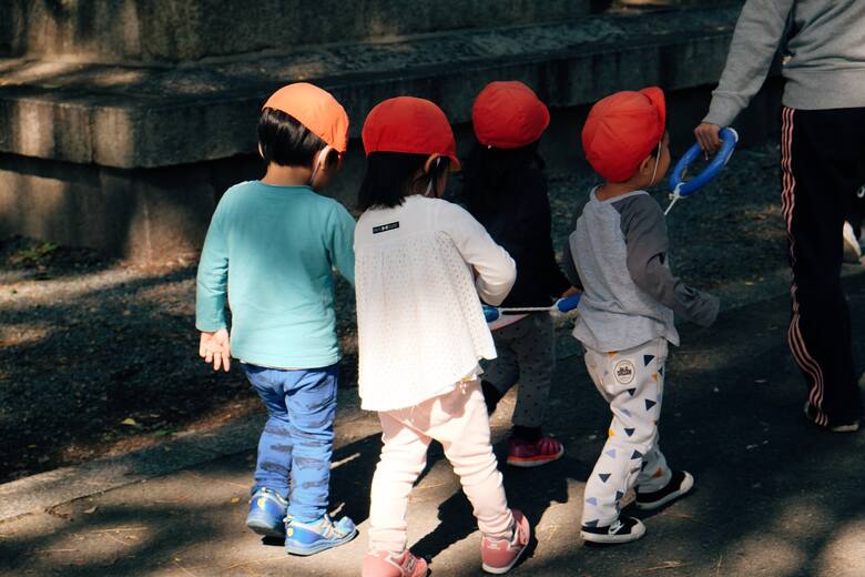 Japońskie przedszkolaki na spacerze.