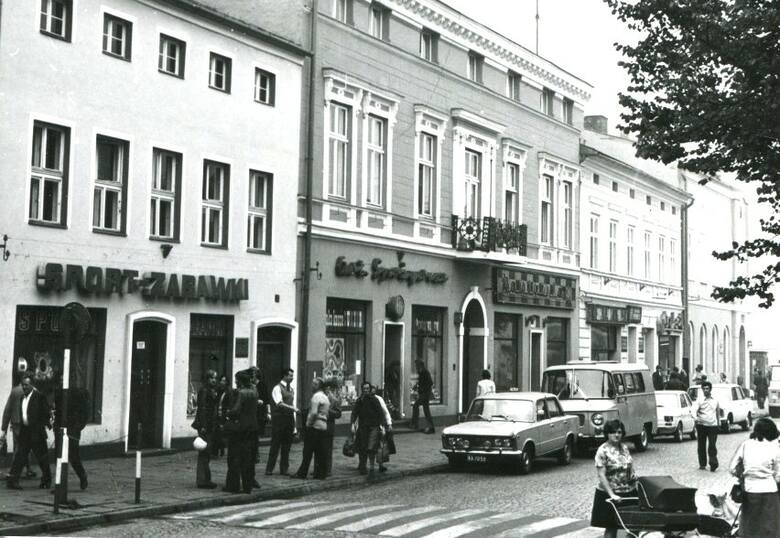 W Starym Mieście w latach PRL-u handel w Oświęcimiu koncentrował się na Rynku. Był tutaj m.in. sklep sportowy i z zabawkami, a obok popularna &q