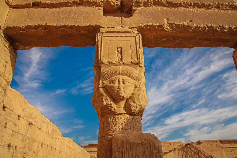 W Denderze można podziwiać pięknie zdobioną świątynię bogini Hathor. Z kapiteli kolumn spogląda sama bogini o twarzy kobiety, ale uszach krowy. Krowa