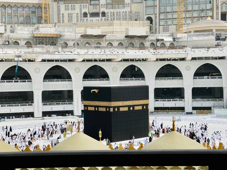 Al-Kaaba to najświętsze miejsce islamu. W sanktuarium przechowywany jest tzw. Czarny Kamień. Muzułmanie wierzą, że kamień sczerniał od nasiąkania grzechami