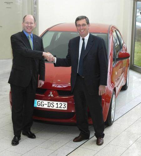 Fot. Mitsubishi: Umowę w sprawie przygotowania Colta Cabrio podpisali Tim Tozer - Prezes Mitsubishi Motors Europe (z lewej) i Andrea Pininfarina – Prezes