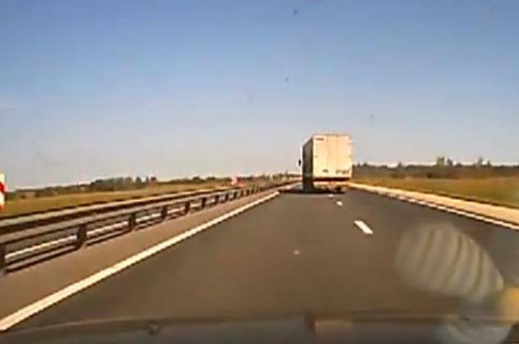 Ciężarówka wyjeżdżająca nagle na lewy pas zmusza do nagłego hamowania