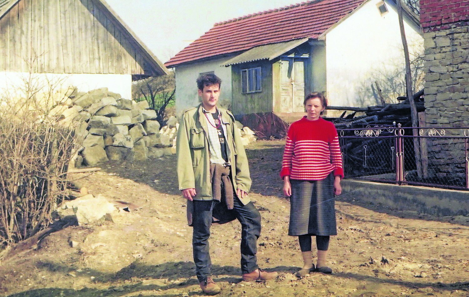 Tomasz Prus, syn pana Franciszka, przed rodzinnym gospodarstwem swoich dziadków (na zdjęciu z mieszkającą tam Ukrainką). Z domu z czerwoną dachówką 8