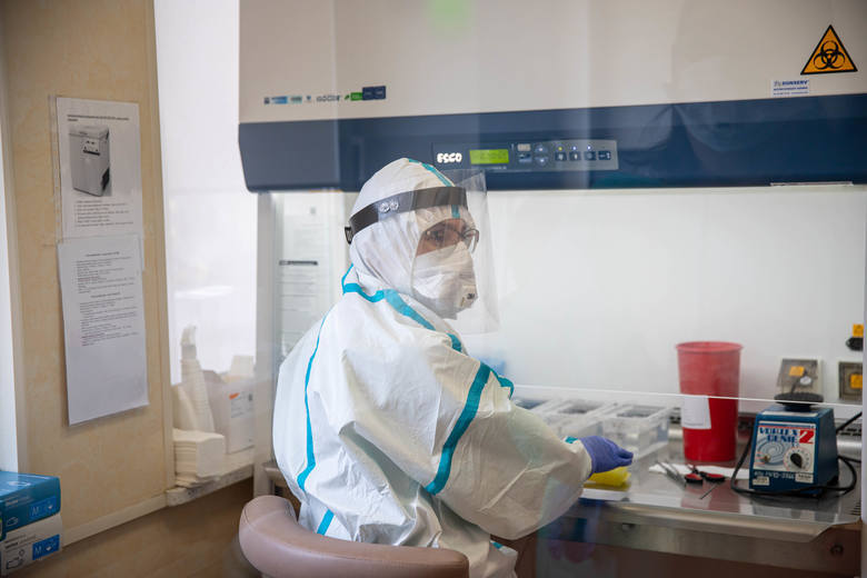 Laboratorium UMB wykrywa koronawirusa. W ciągu miesiąca zbadało 7,5 tys. próbek 
