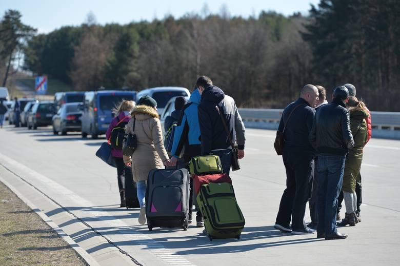 Ukraińcy tracą pracę i wracają do domu przez koronawirus. Tylko 27 marca z Polski do Ukrainy przez piesze przejścia graniczne wróciło 22 tysięcy osó